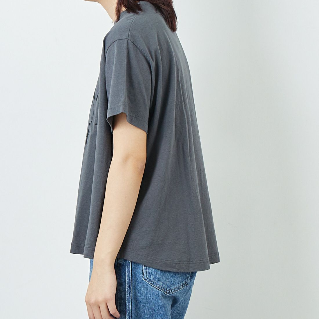 tumugu: [ツムグ] ラフィ天竺プリントTシャツ [TC25220] 88 CHARCOA &&モデル身長：167cm 着用サイズ：F&&