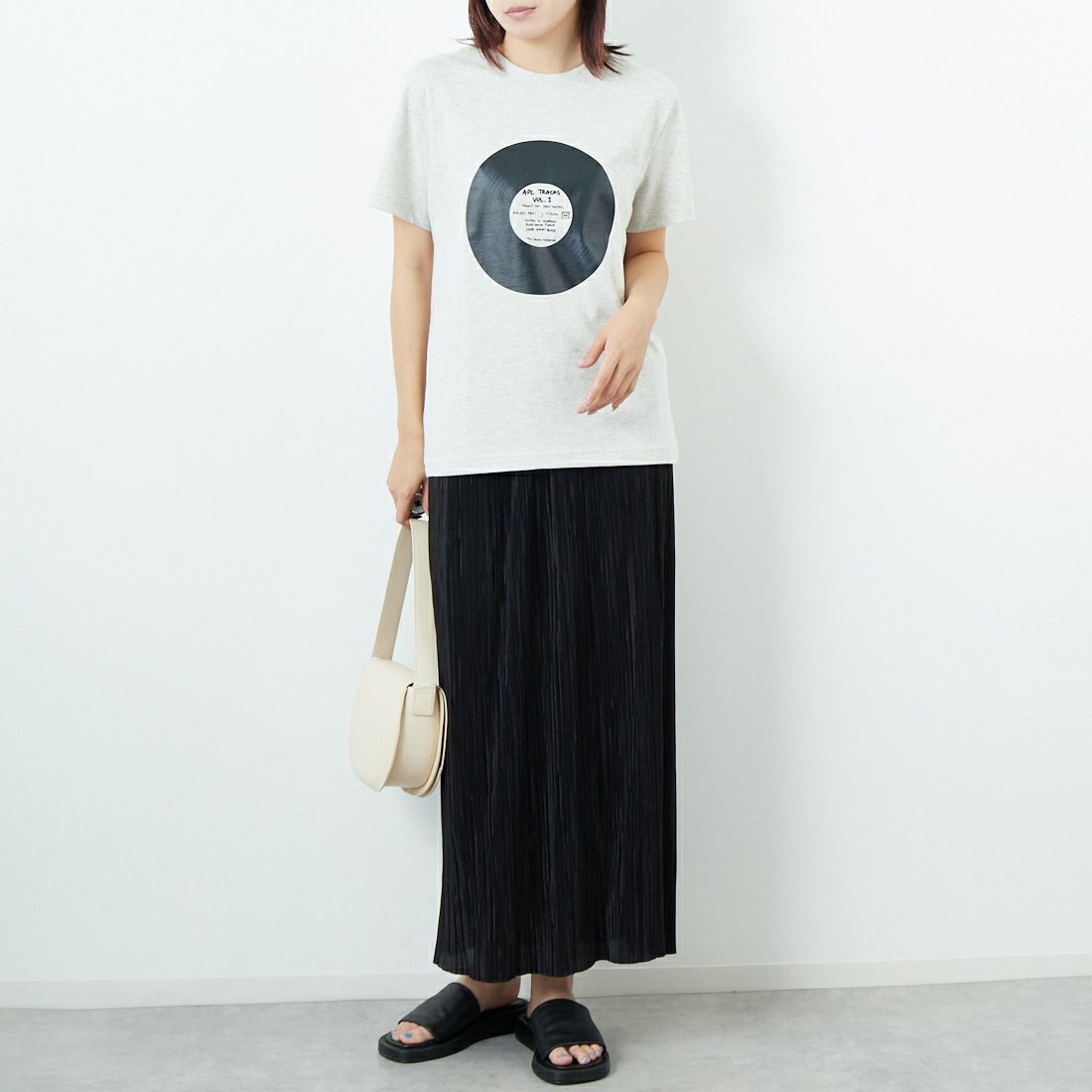 A.P.C. [アー・ペー・セー] レコード プリントTシャツ [T-SHIRT-VINYL] 80 ECRU &&モデル身長：167cm 着用サイズ：XS&&