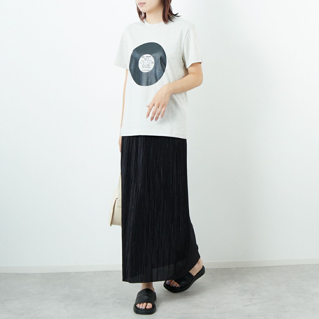 A.P.C. [アー・ペー・セー] レコード プリントTシャツ [T-SHIRT-VINYL] 80 ECRU &&モデル身長：167cm 着用サイズ：XS&&