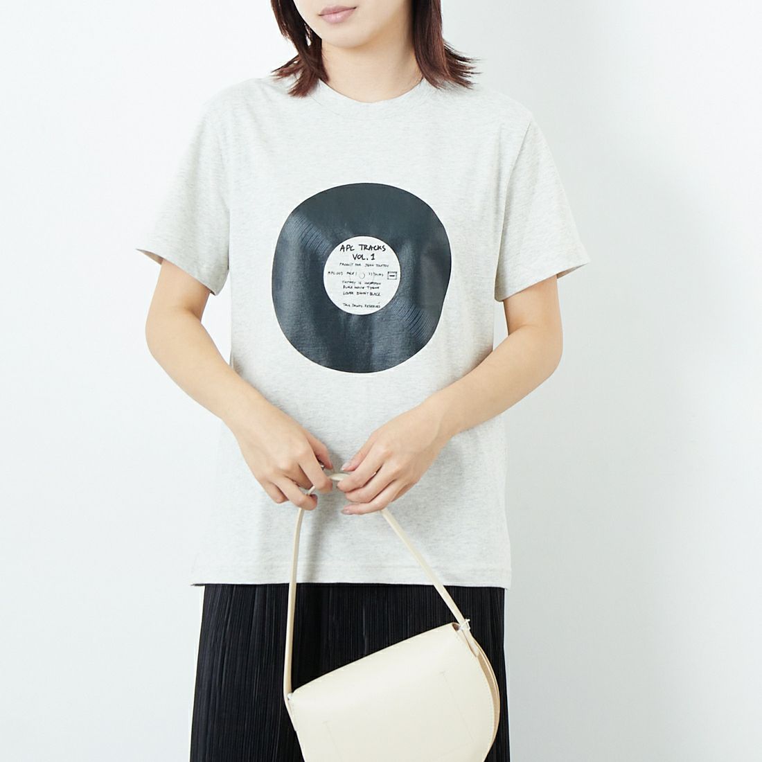 A.P.C. [アー・ペー・セー] レコード プリントTシャツ [T-SHIRT-VINYL] 80 ECRU &&モデル身長：167cm 着用サイズ：XS&&