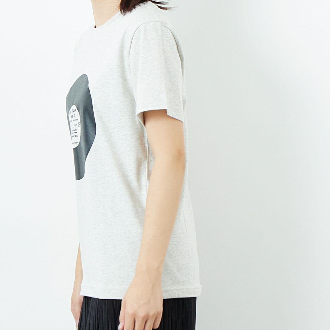 A.P.C. [アー・ペー・セー] レコード プリントTシャツ [T-SHIRT-VINYL] 80 ECRU &&モデル身長：167cm 着用サイズ：XS&&
