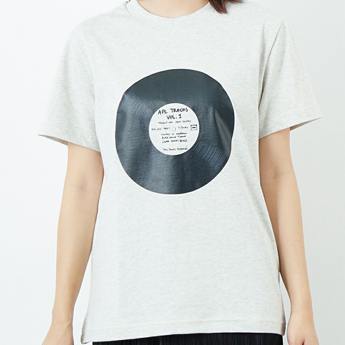 A.P.C. [アー・ペー・セー] レコード プリントTシャツ [T-SHIRT-VINYL] 80 ECRU &&モデル身長：167cm 着用サイズ：XS&&