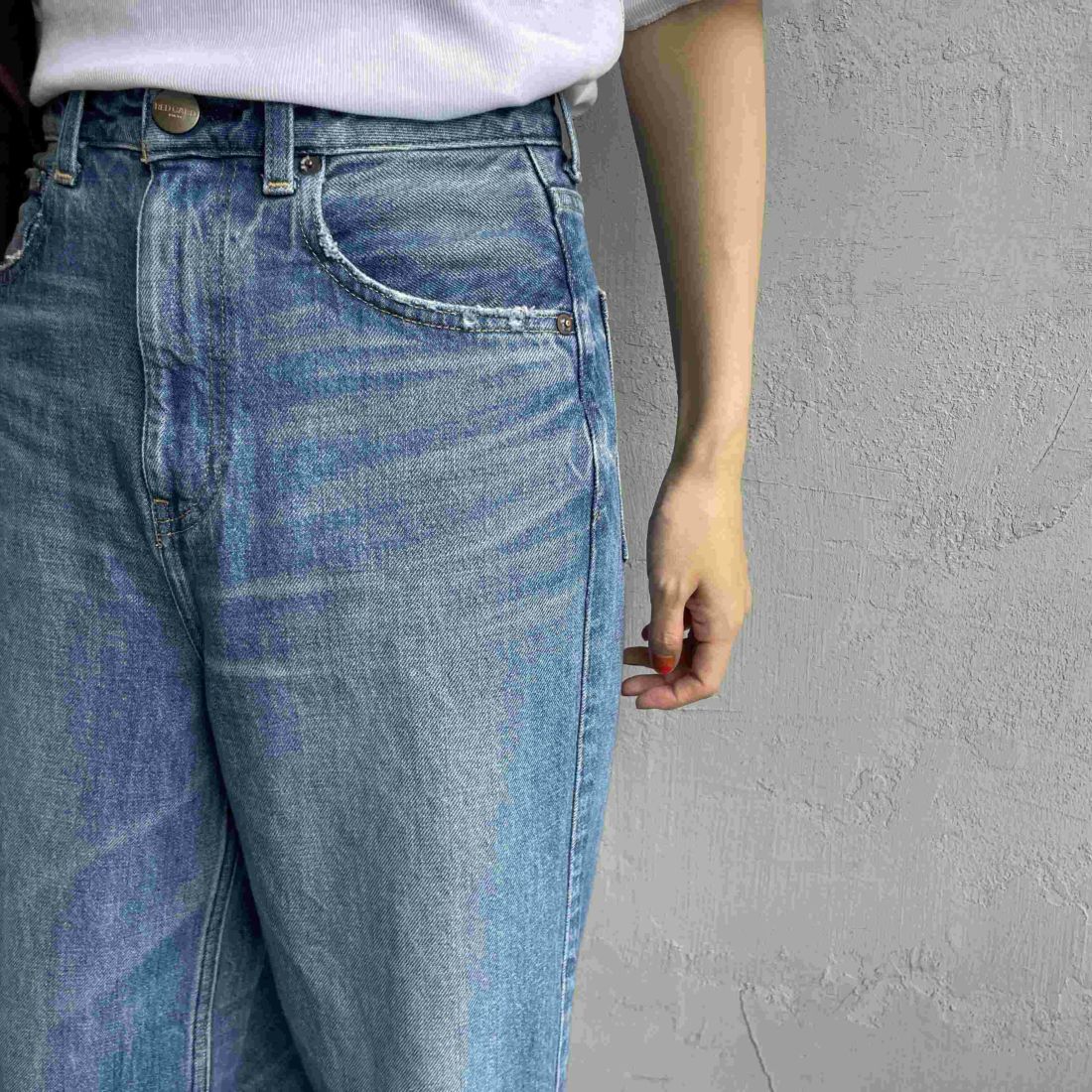 RED CARD TOKYO [レッドカード トーキョー] Dakota ルーズストレートデニム [72W43201IMS] S-INIG MID &&モデル身長：160cm 着用サイズ：22&&