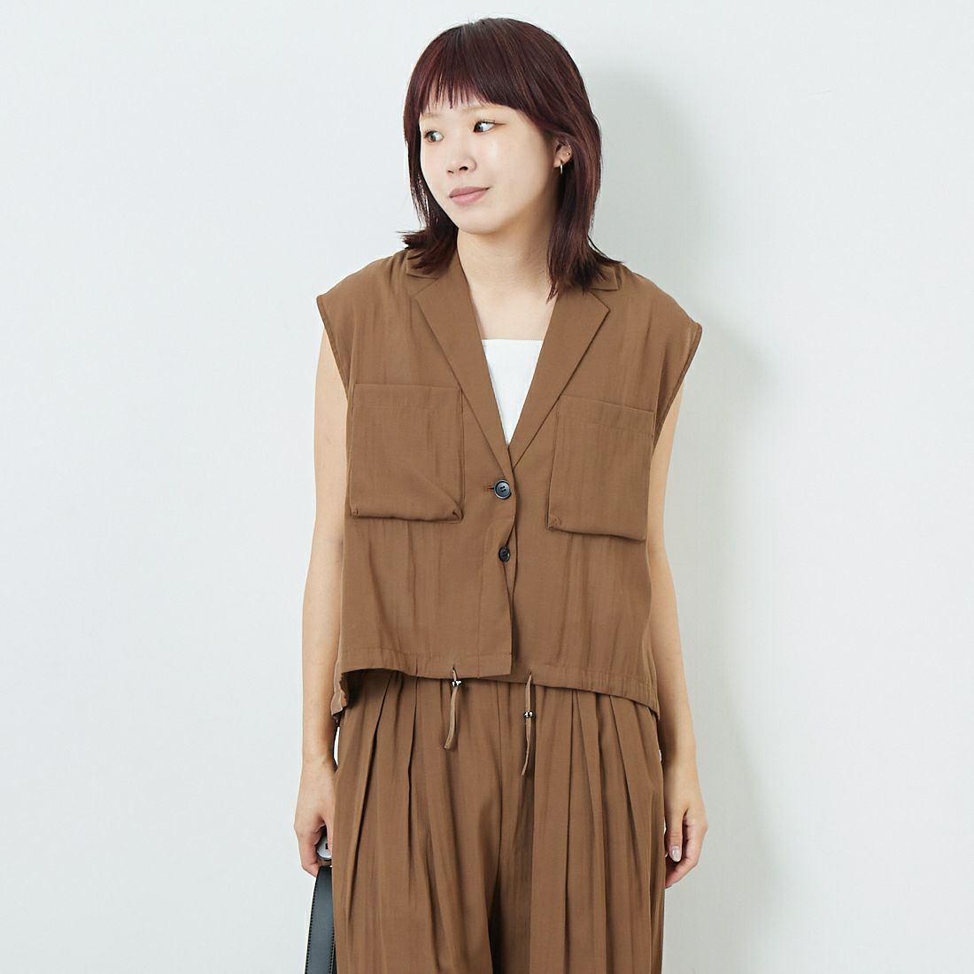 CHIGNON [シニヨン] ワークテーラードジレ [4853-347MK] BROWN &&モデル身長：167cm 着用サイズ：F&&