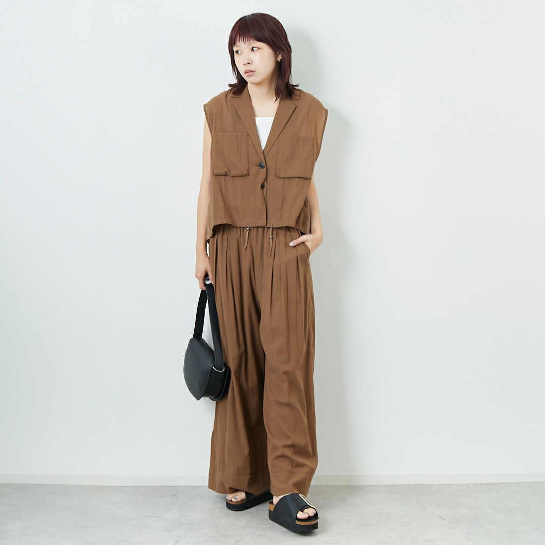 CHIGNON [シニヨン] ワークテーラードジレ [4853-347MK] BROWN &&モデル身長：167cm 着用サイズ：F&&