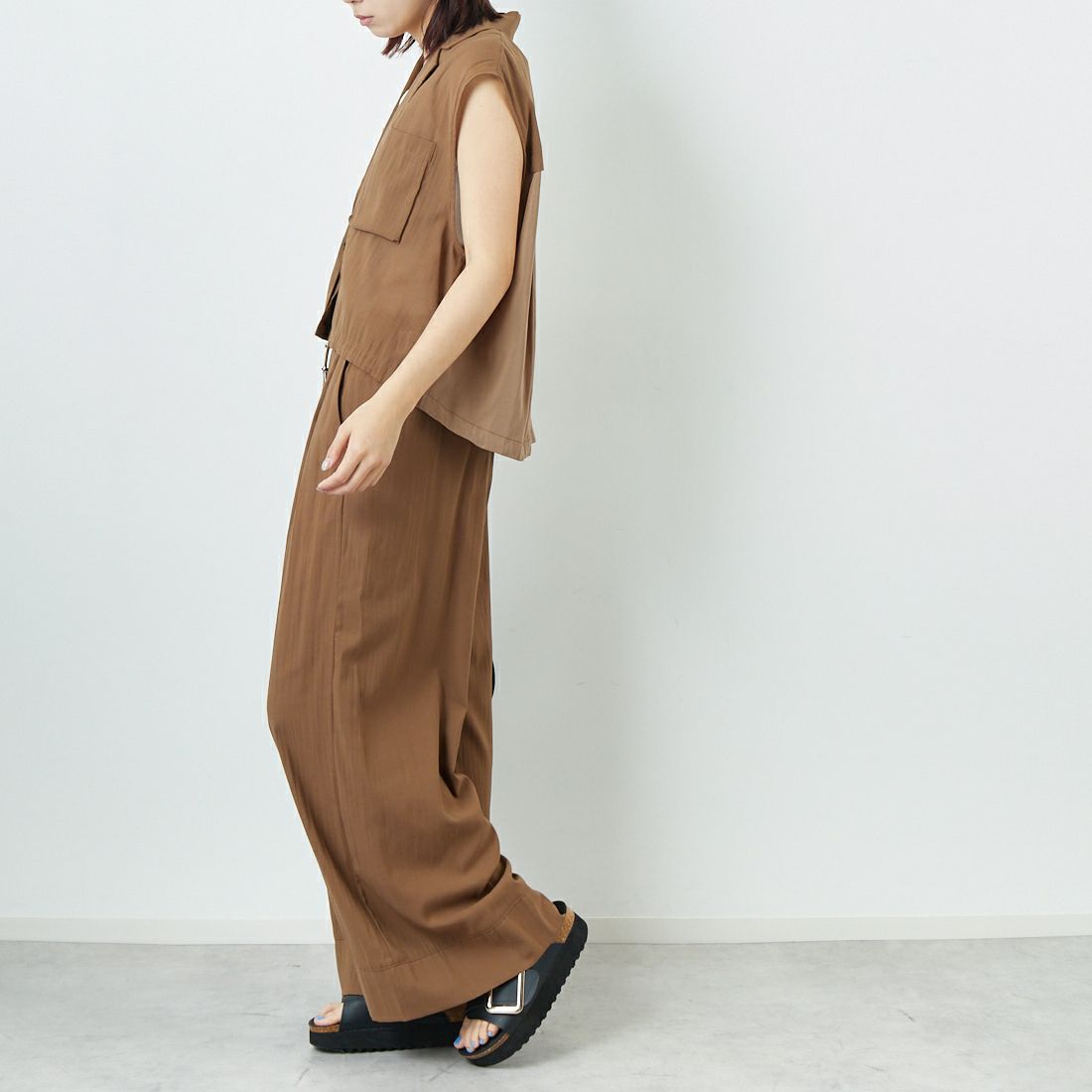 CHIGNON [シニヨン] ワークテーラードジレ [4853-347MK] BROWN &&モデル身長：167cm 着用サイズ：F&&