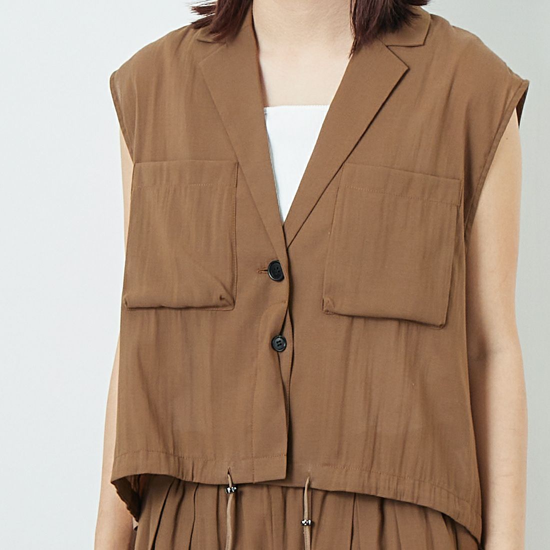 CHIGNON [シニヨン] ワークテーラードジレ [4853-347MK] BROWN &&モデル身長：167cm 着用サイズ：F&&