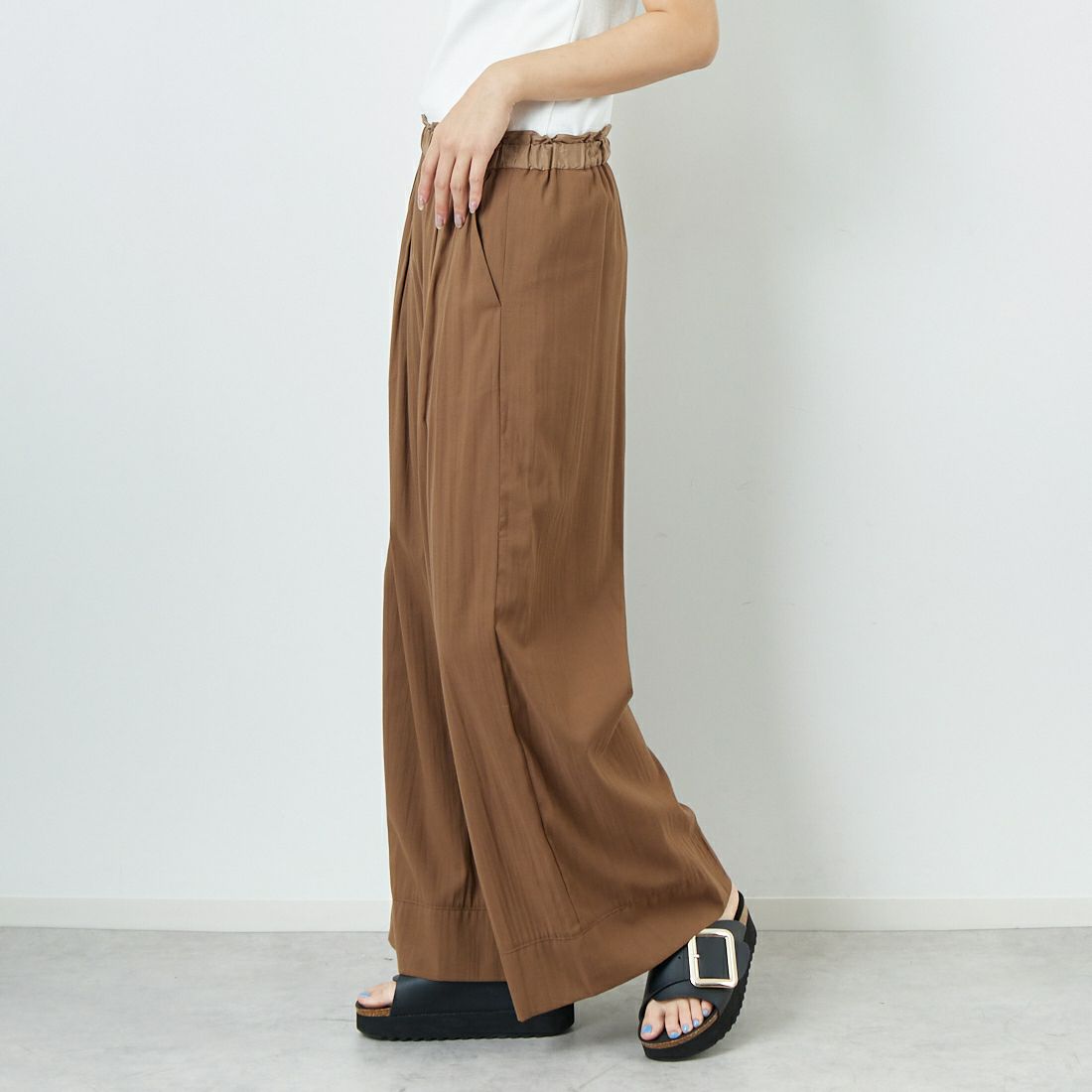 CHIGNON [シニヨン] マルチタックワイドパンツ [3853-348MK] BROWN &&モデル身長：167cm 着用サイズ：F&&