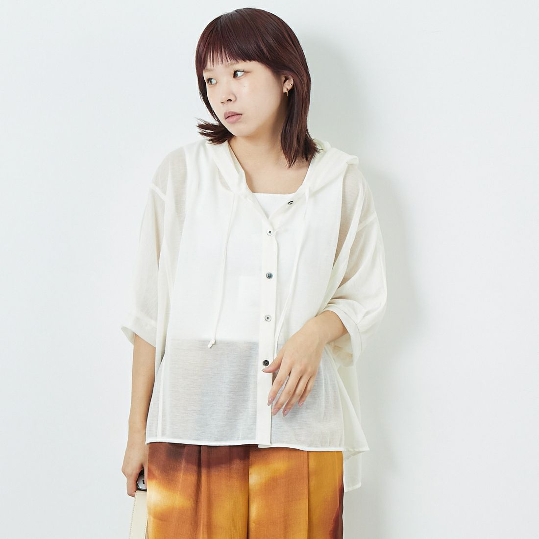 CHIGNON [シニヨン] フーディカットソーシャツ [1653-328KK] O.WHITE &&モデル身長：167cm 着用サイズ：F&&