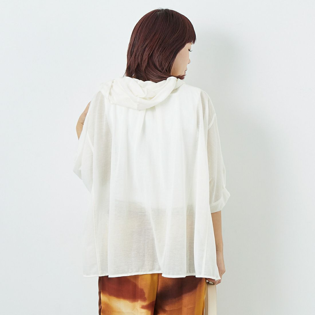 CHIGNON [シニヨン] フーディカットソーシャツ [1653-328KK] O.WHITE &&モデル身長：167cm 着用サイズ：F&&