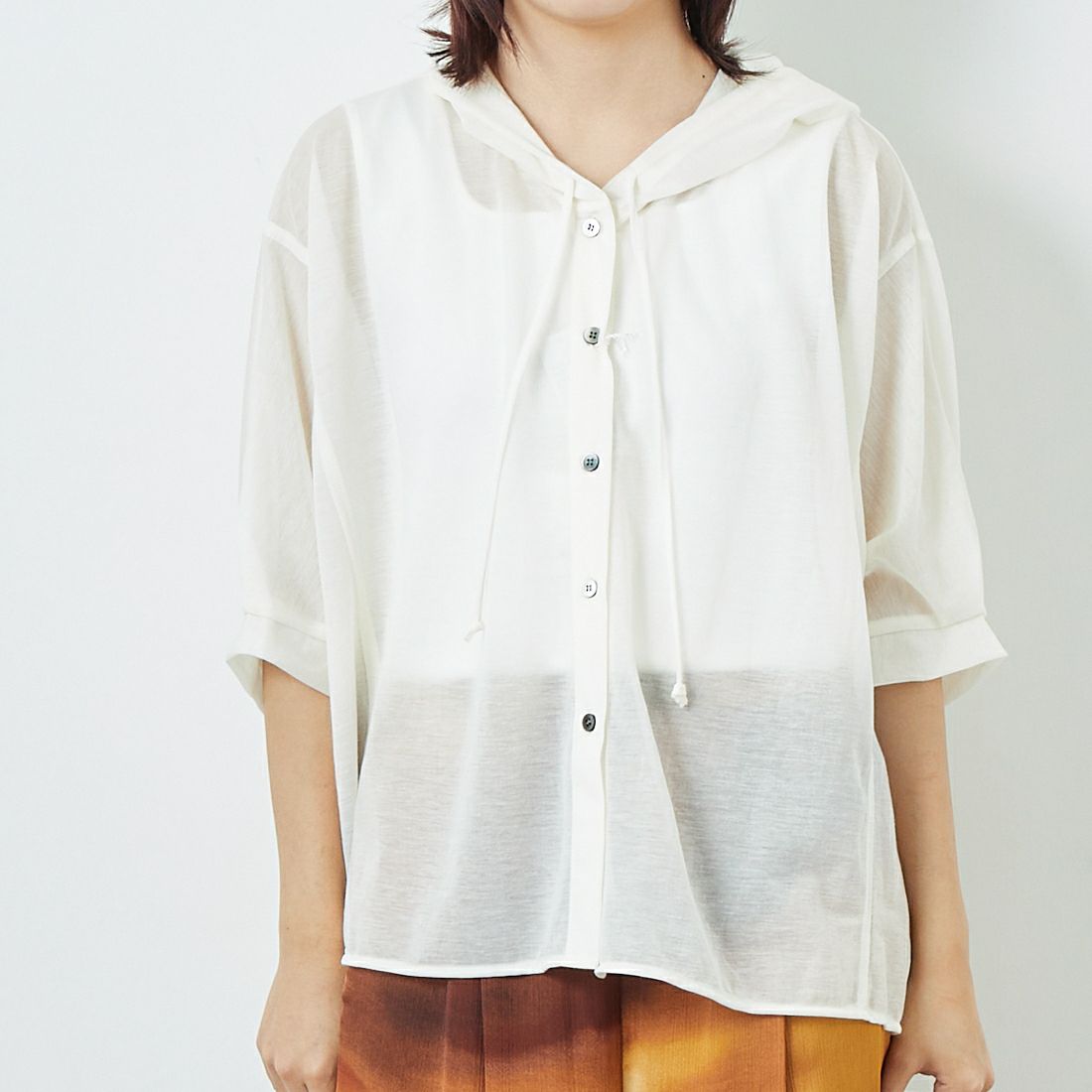 CHIGNON [シニヨン] フーディカットソーシャツ [1653-328KK] O.WHITE &&モデル身長：167cm 着用サイズ：F&&