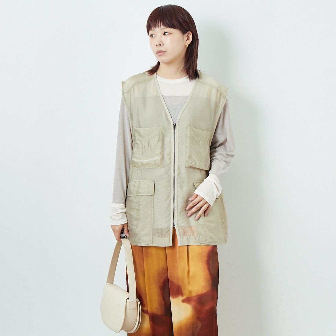 CHIGNON [シニヨン] シアーワークジレ [4853-338KK] L.BEIGE &&モデル身長：167cm 着用サイズ：F&&