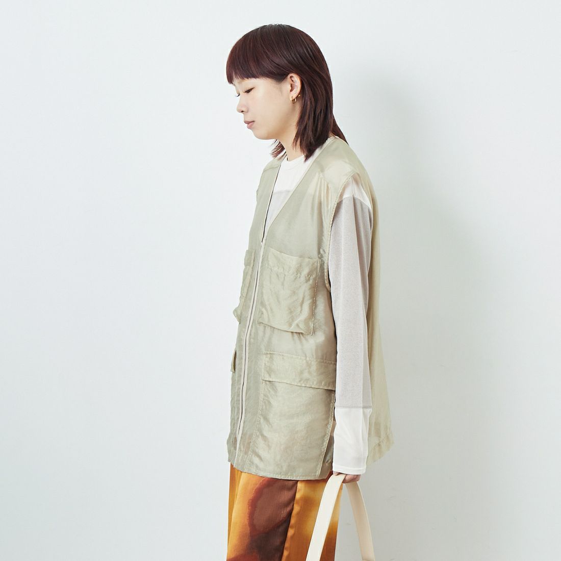 CHIGNON [シニヨン] シアーワークジレ [4853-338KK] L.BEIGE &&モデル身長：167cm 着用サイズ：F&&