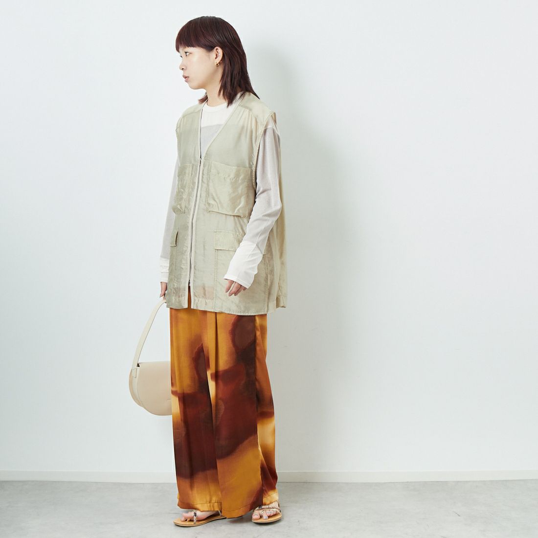 CHIGNON [シニヨン] シアーワークジレ [4853-338KK] L.BEIGE &&モデル身長：167cm 着用サイズ：F&&