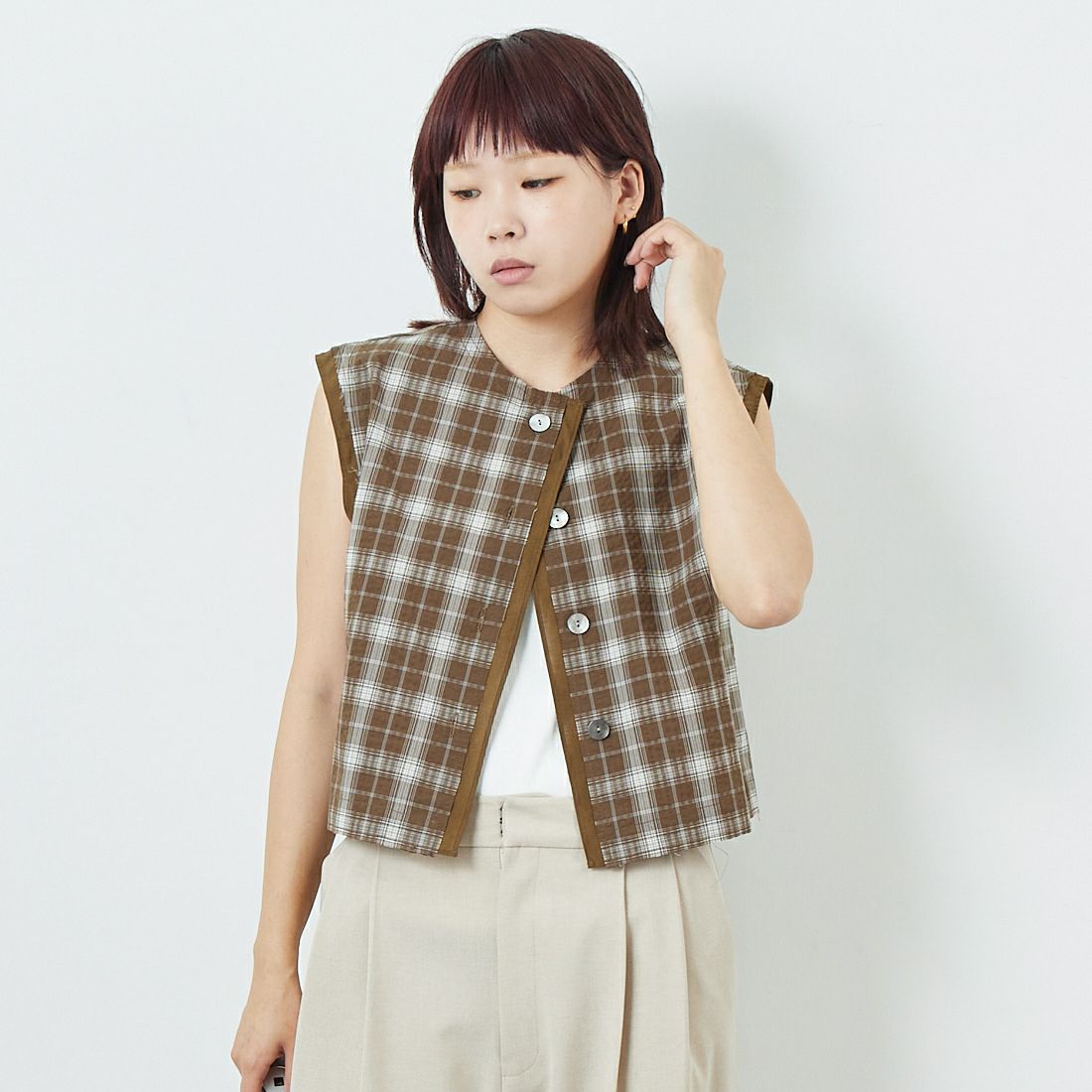 CHIGNON [シニヨン] チェックノースリーブベスト [4753-323KK] KHAKI &&モデル身長：167cm 着用サイズ：F&&