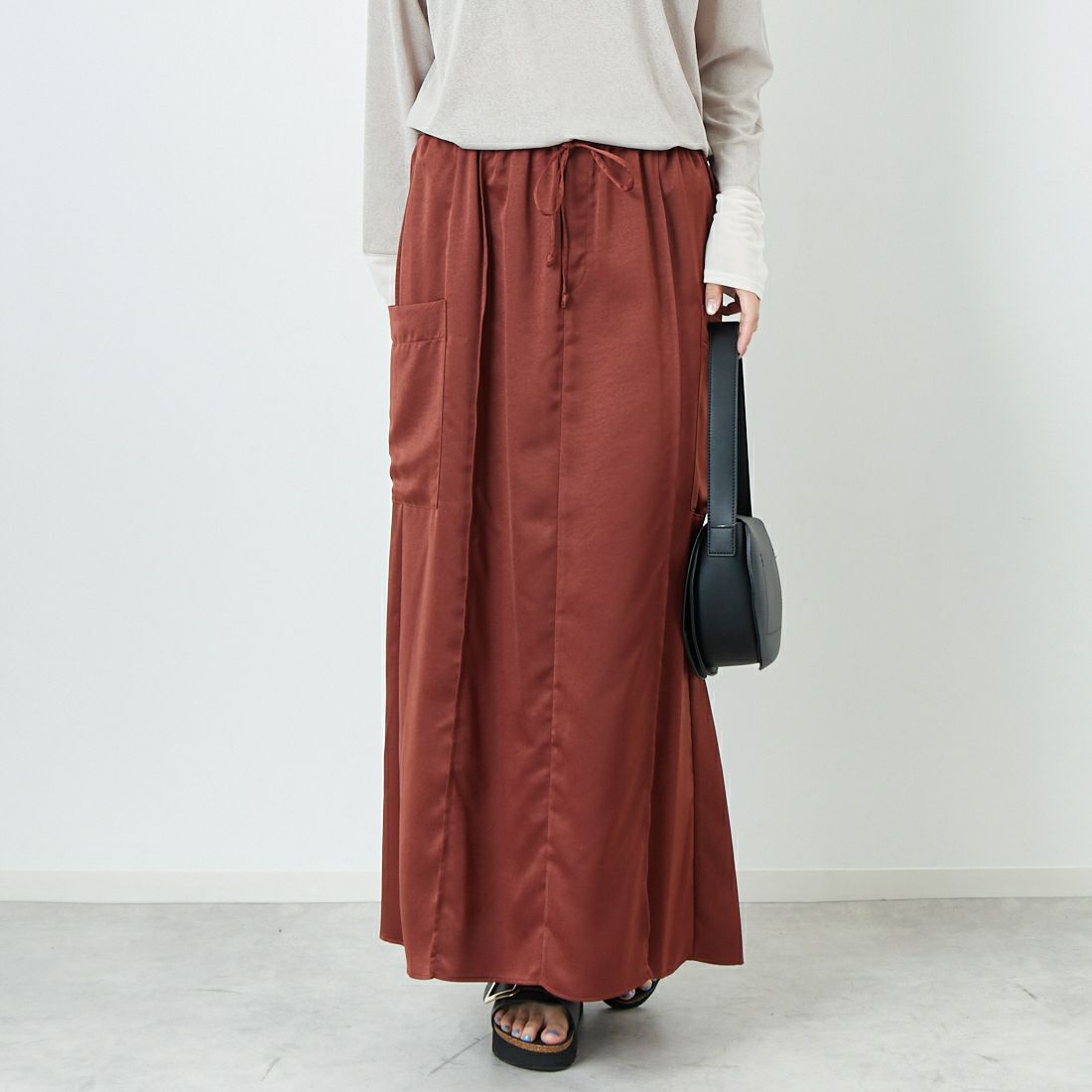 CHIGNON [シニヨン] サテンポケットスカート [2653-352MK] BROWN &&モデル身長：167cm 着用サイズ：F&&