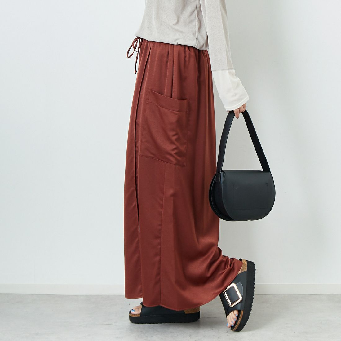 CHIGNON [シニヨン] サテンポケットスカート [2653-352MK] BROWN &&モデル身長：167cm 着用サイズ：F&&