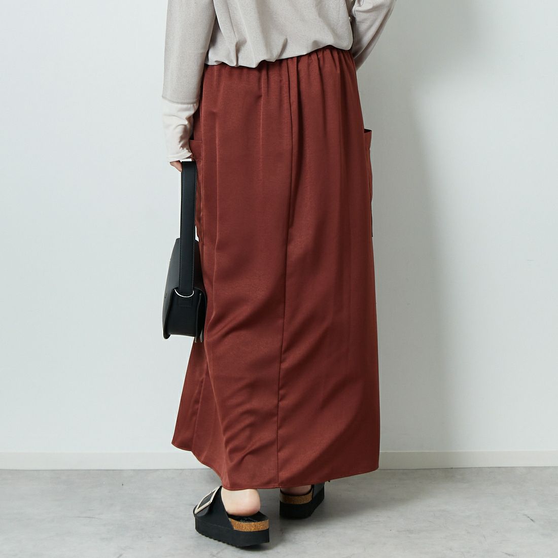 CHIGNON [シニヨン] サテンポケットスカート [2653-352MK] BROWN &&モデル身長：167cm 着用サイズ：F&&