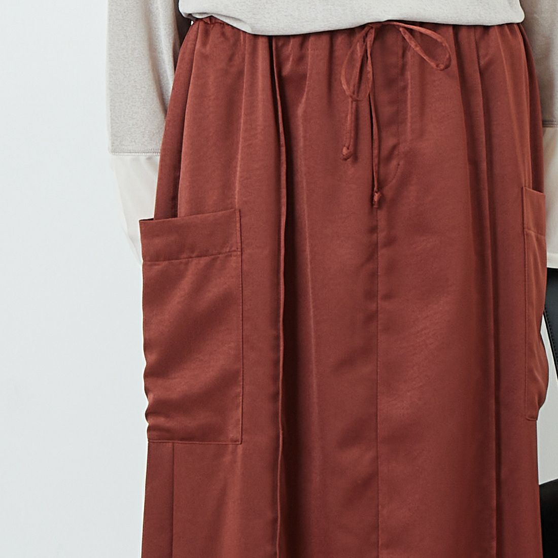 CHIGNON [シニヨン] サテンポケットスカート [2653-352MK] BROWN &&モデル身長：167cm 着用サイズ：F&&