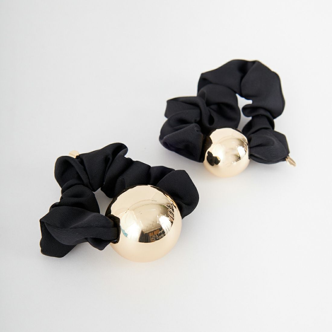 CHIGNON [シニヨン] メタルボールシュシュセット [0053-426SH] BLK/GOLD