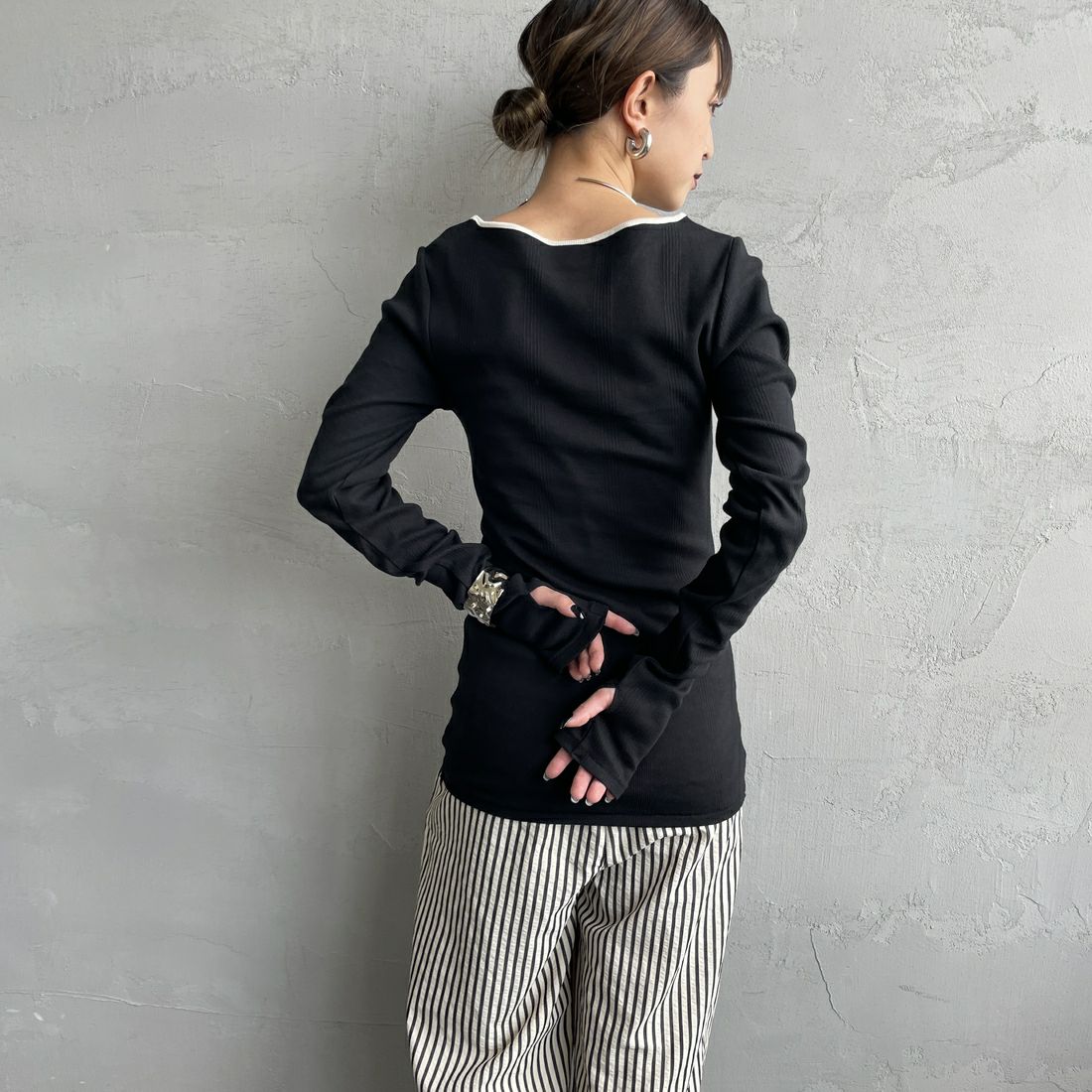 Robert P.Miller [ロバートピーミラー] 別注 配色パネルリブ ボートネックTシャツ [RM254-2041IN-JF] BLACK &&モデル身長：150cm 着用サイズ：F&&