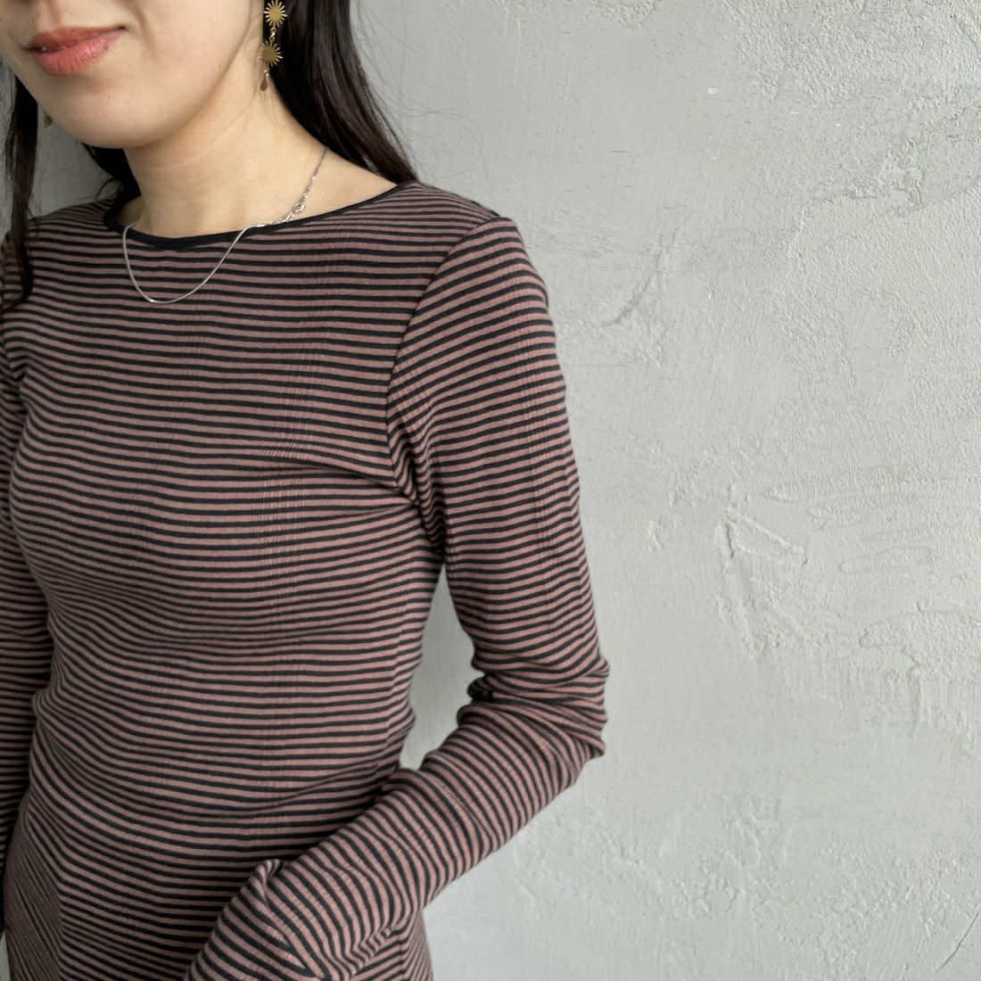 Robert P.Miller [ロバートピーミラー] 別注 配色パネルリブ ボートネックTシャツ [RM254-2041IN-JF] BROWN &&モデル身長：160cm 着用サイズ：F&&