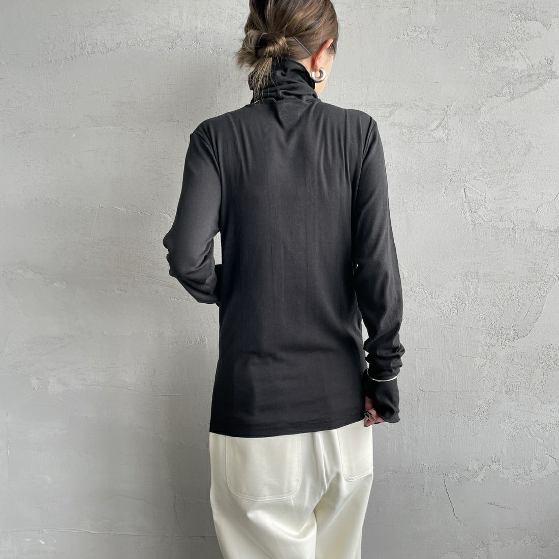 Robert P.Miller [ロバートピーミラー] 別注 パネルリブ シアータートルTシャツ [RM254-2116IN-JF] BLACK &&モデル身長：150cm 着用サイズ：F&&