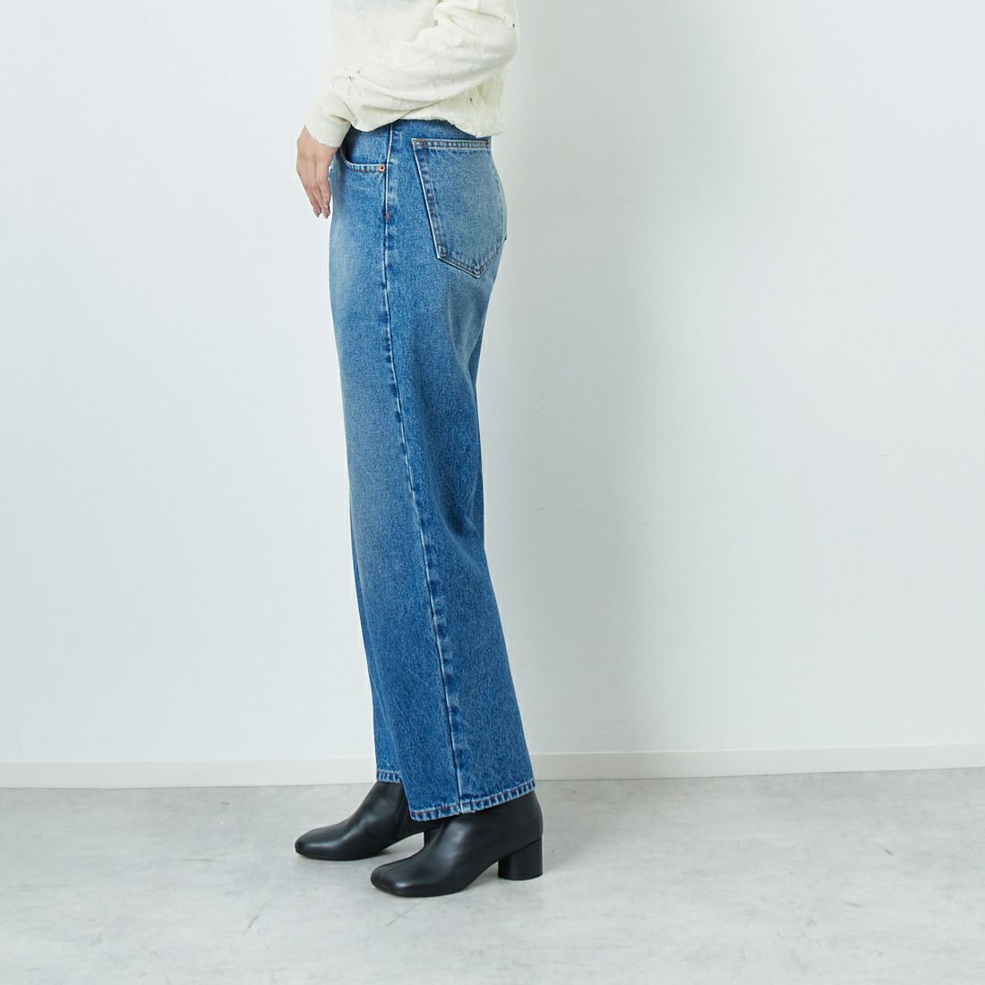 MM6 Maison Margiela [エムエムシックス メゾン マルジェラ] ストレートレッグジーンズ [S52LA0235-M30018] 965 L.BLUE &&モデル身長：167cm 着用サイズ：25&&