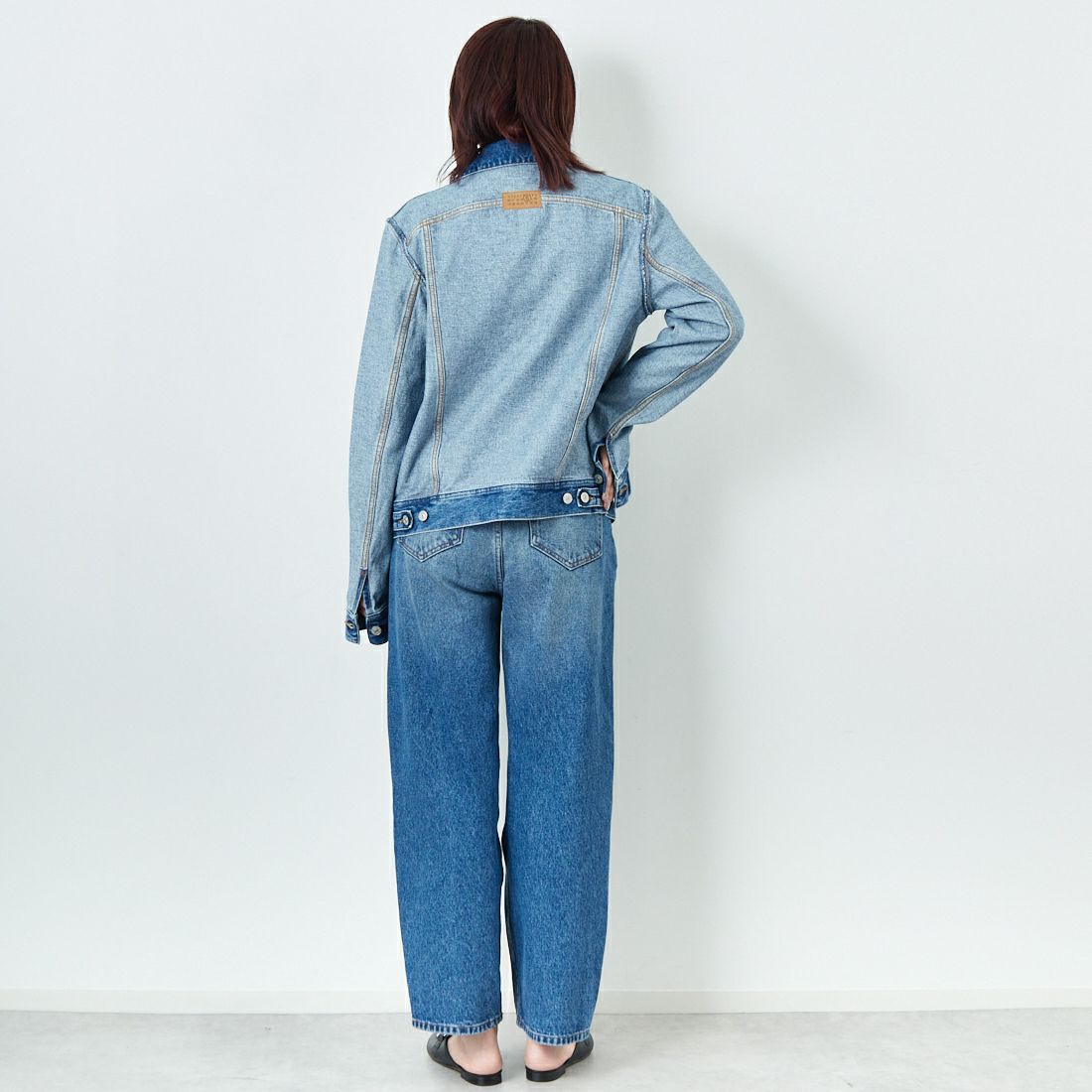 MM6 Maison MMM6 Maison Margiela [エムエムシックス メゾン マルジェラ] ストレートレッグジーンズ [S52LA0235-M30018] 965 L.BLUE &&モデル身長：167cm 着用サイズ：25&&argiela [エムエムシックス メゾン マルジェラ] ストレートレッグジーンズ [S52LA0235-M30018] 965 L.BLUE