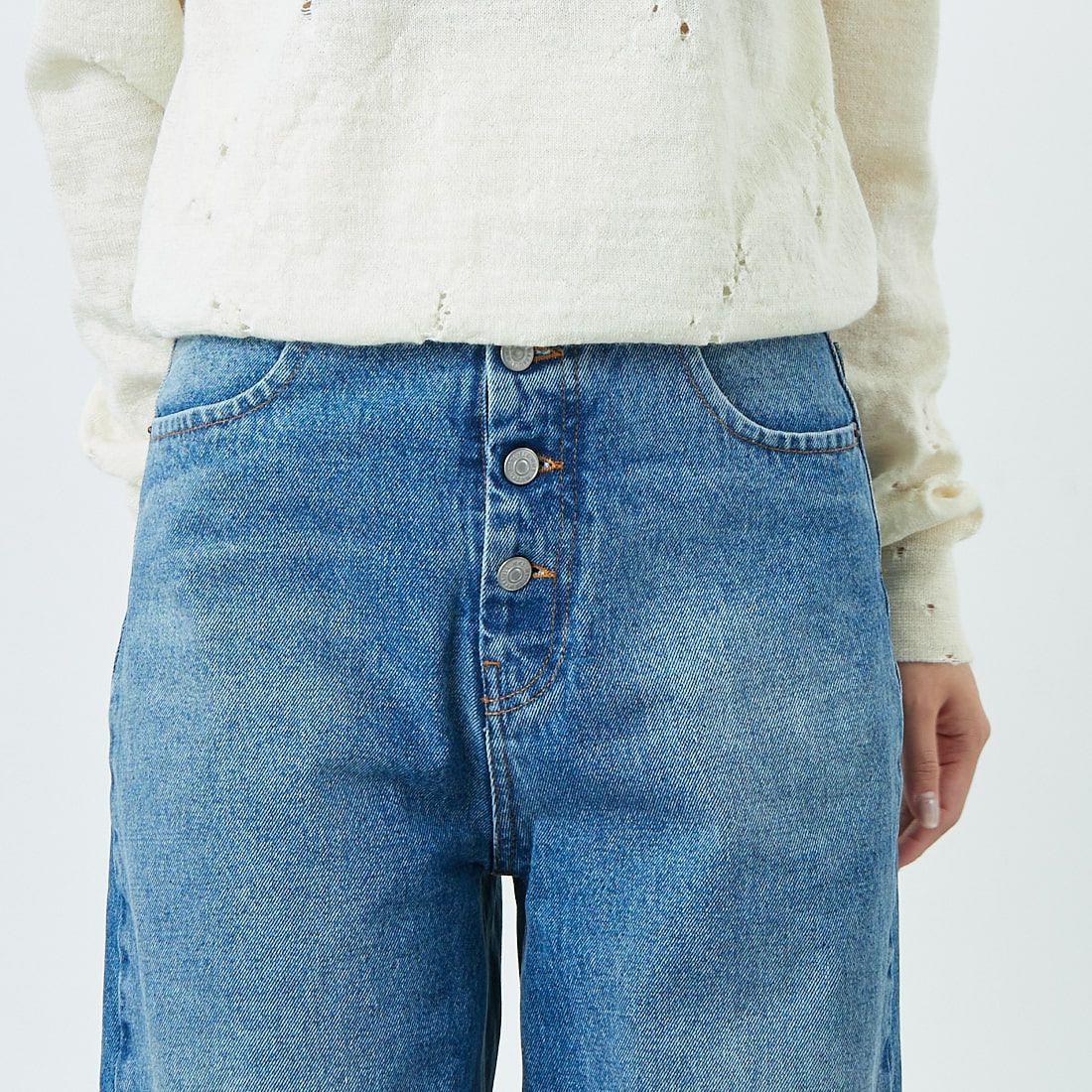 MM6 Maison Margiela [エムエムシックス メゾン マルジェラ] ストレートレッグジーンズ [S52LA0235-M30018] 965 L.BLUE &&モデル身長：167cm 着用サイズ：25&&
