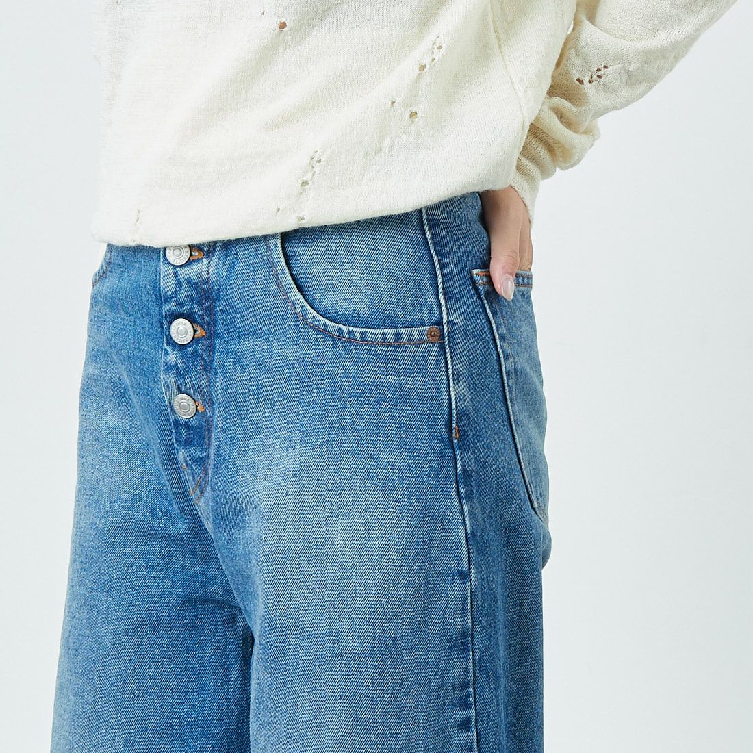 MM6 Maison Margiela [エムエムシックス メゾン マルジェラ] ストレートレッグジーンズ [S52LA0235-M30018] 965 L.BLUE &&モデル身長：167cm 着用サイズ：25&&