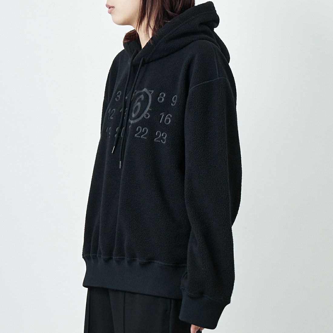 MM6 Maison Margiela [エムエムシックス メゾン マルジェラ] スウェットフーディ [SH0GU0028-M20126] 900 BLACK &&モデル身長：167cm 着用サイズ：M&&