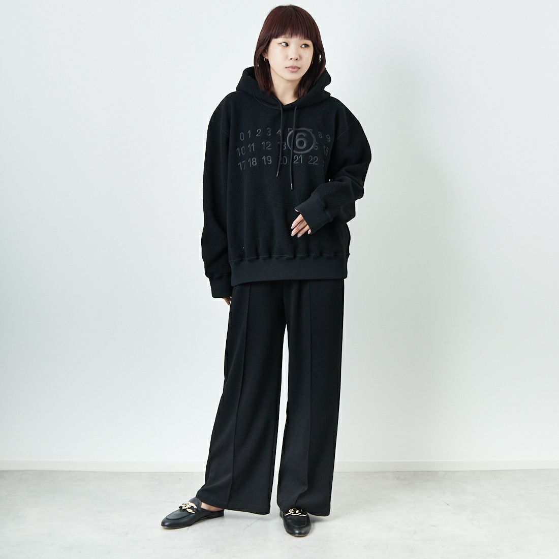 MM6 Maison Margiela [エムエムシックス メゾン マルジェラ] スウェットフーディ [SH0GU0028-M20126] 900 BLACK &&モデル身長：167cm 着用サイズ：M&&