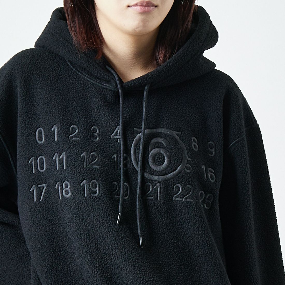 MM6 Maison Margiela [エムエムシックス メゾン マルジェラ] スウェットフーディ [SH0GU0028-M20126] 900 BLACK &&モデル身長：167cm 着用サイズ：M&&