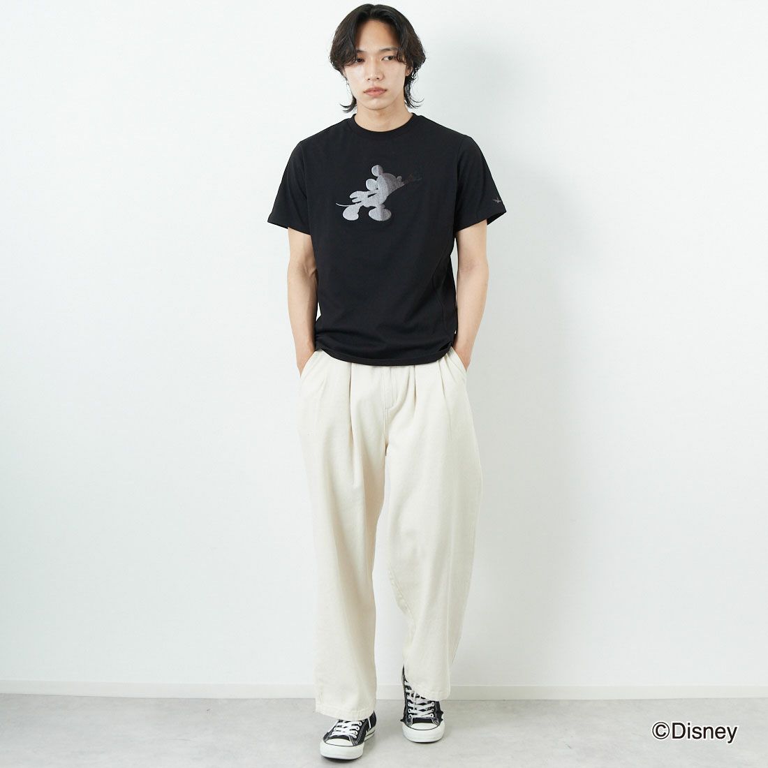 1PIU1UGUALE3 RELAX [ウノ ピゥ ウノ ウグァーレ トレ] MICKEY MOUSE / 刺繍Tシャツ [UST-25140] SN90 BLACK&&モデル身長：179cm 着用サイズ：M&&
