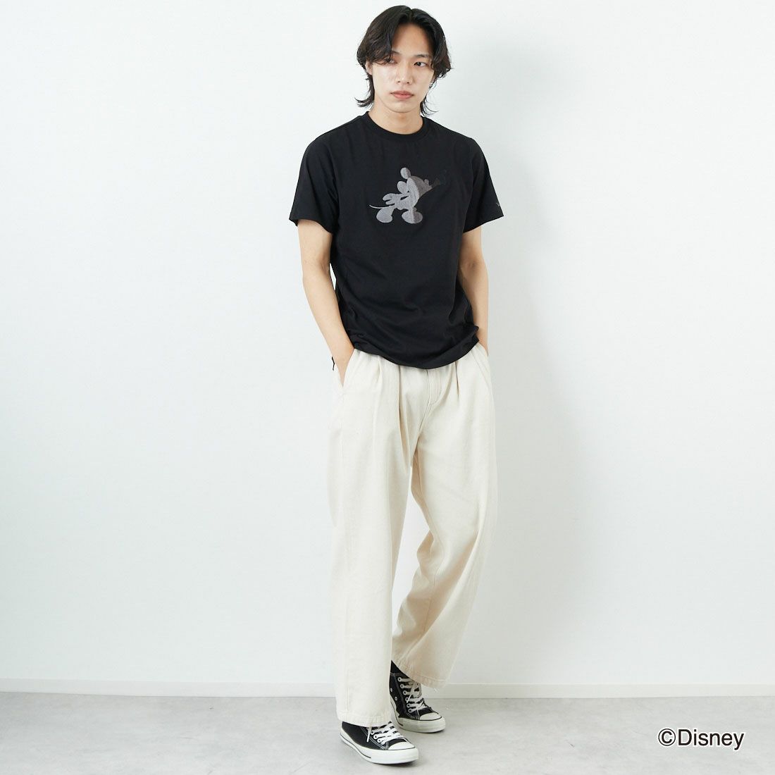 1PIU1UGUALE3 RELAX [ウノ ピゥ ウノ ウグァーレ トレ] MICKEY MOUSE / 刺繍Tシャツ [UST-25140] SN90 BLACK&&モデル身長：179cm 着用サイズ：M&&