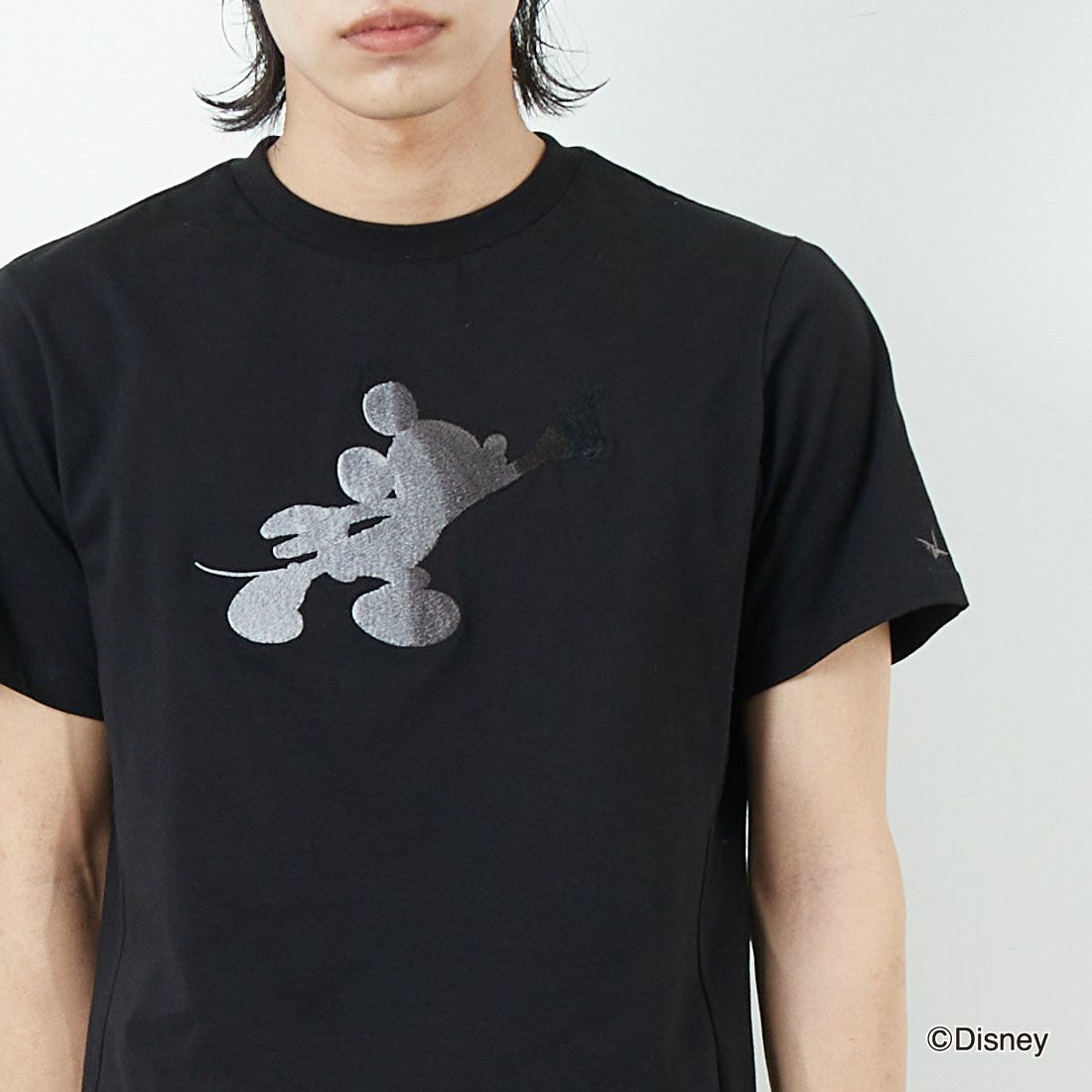 1PIU1UGUALE3 RELAX [ウノ ピゥ ウノ ウグァーレ トレ] MICKEY MOUSE / 刺繍Tシャツ [UST-25140] SN90 BLACK&&モデル身長：179cm 着用サイズ：M&&