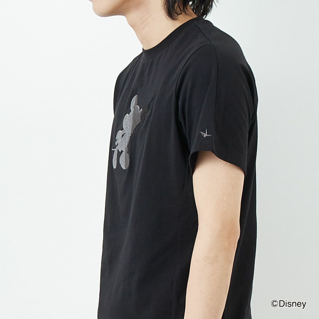 1PIU1UGUALE3 RELAX [ウノ ピゥ ウノ ウグァーレ トレ] MICKEY MOUSE / 刺繍Tシャツ [UST-25140] SN90 BLACK&&モデル身長：179cm 着用サイズ：M&&