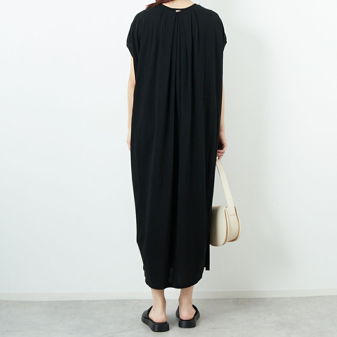 marmors [マルモア] ALBINI バックタックワンピース [0225304101] BLACK &&モデル身長：167cm 着用サイズ：36&&