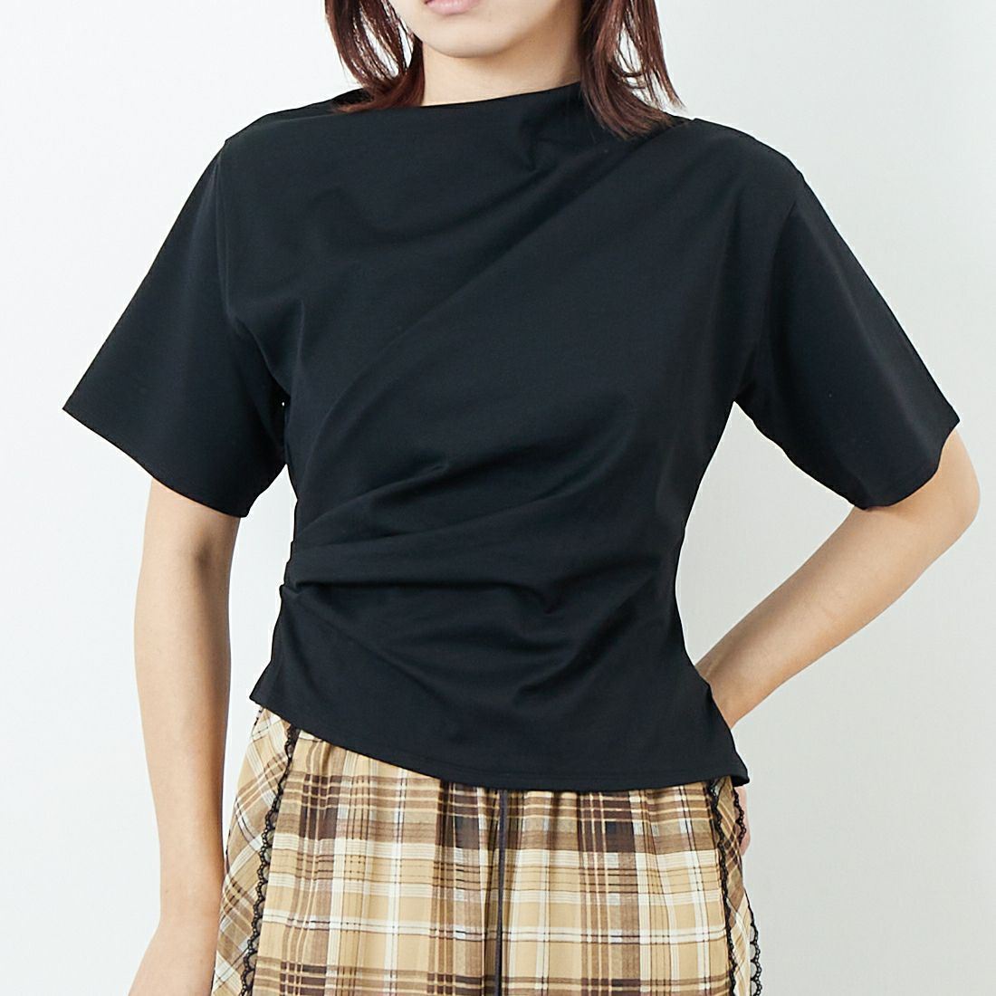 RIM.ARK [リムアーク] アシンメトリータックカットトップス [460IAN80-0071] BLK &&モデル身長：167cm 着用サイズ：F&&