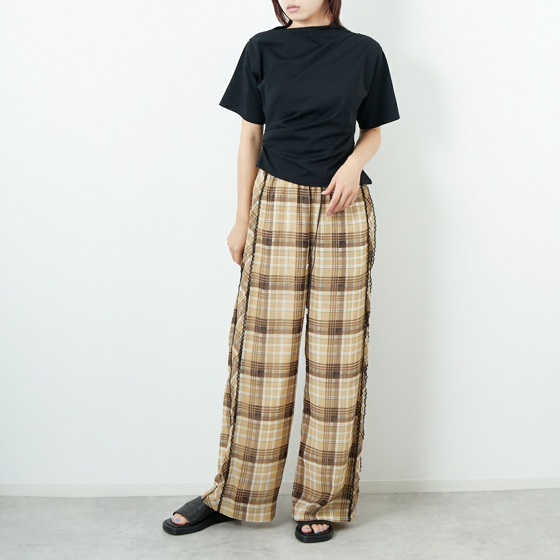 RIM.ARK [リムアーク] アシンメトリータックカットトップス [460IAN80-0071] BLK &&モデル身長：167cm 着用サイズ：F&&