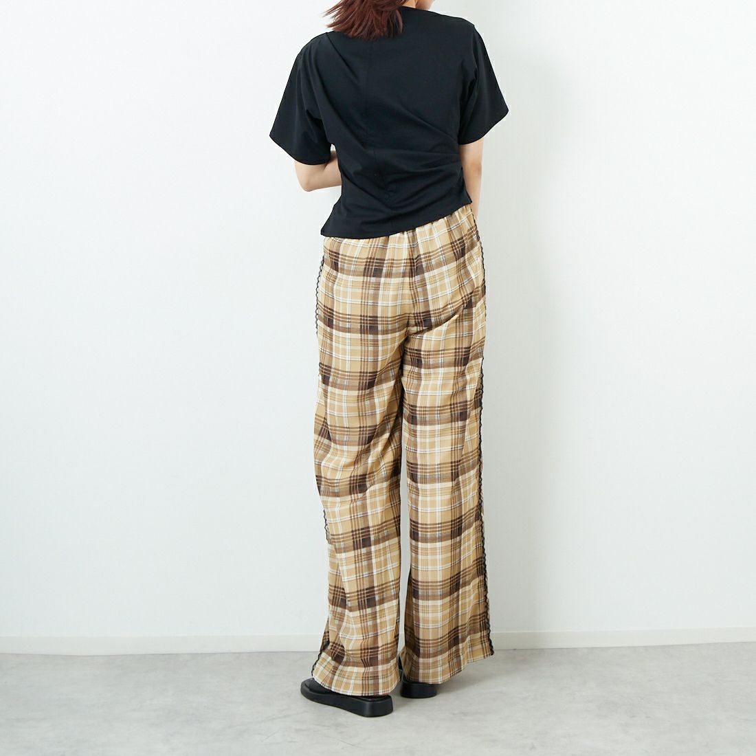 RIM.ARK [リムアーク] アシンメトリータックカットトップス [460IAN80-0071] BLK &&モデル身長：167cm 着用サイズ：F&&
