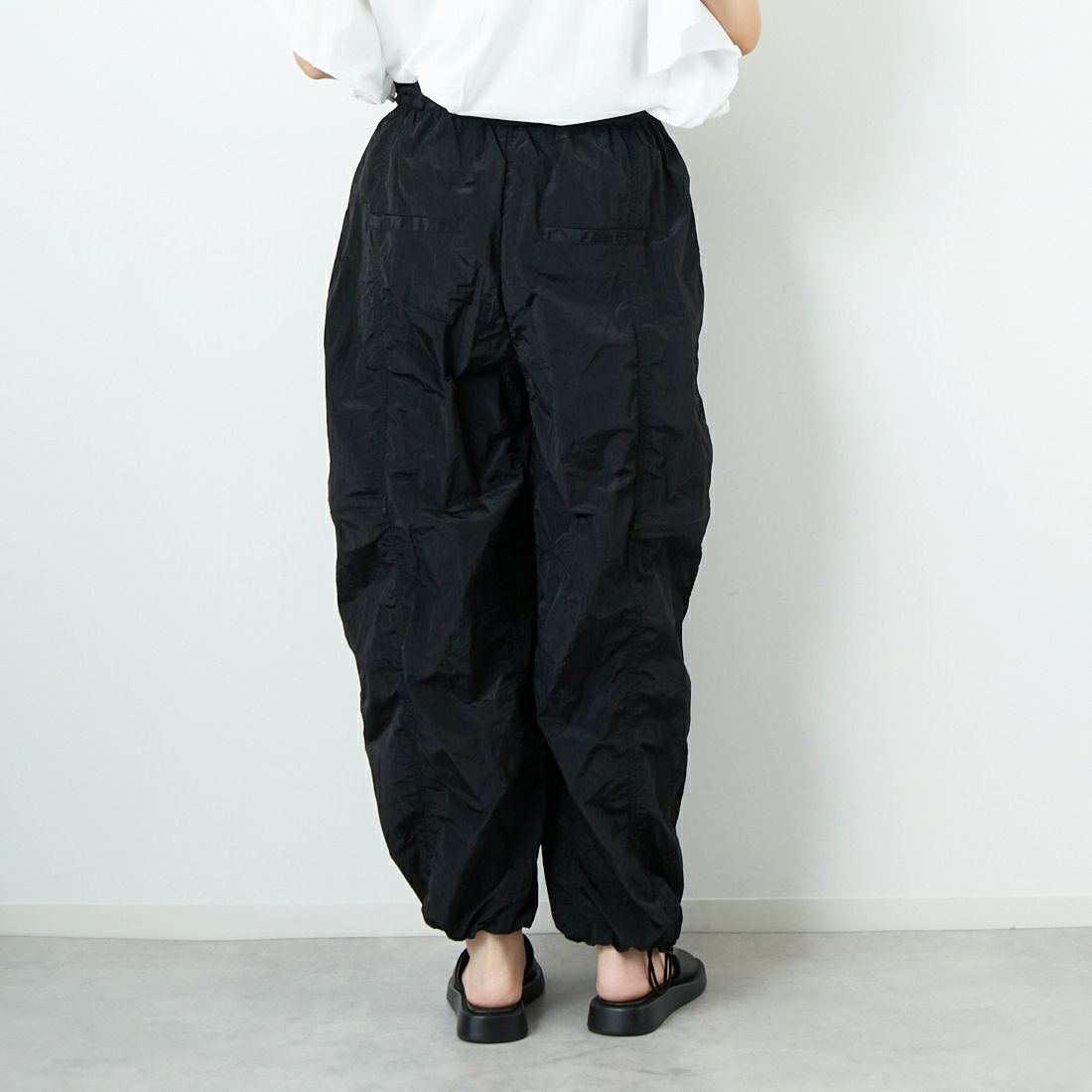 MAISON SPECIAL [メゾンスペシャル] サイドファスナーパラシュートパンツ [21251465814] BLK &&モデル身長：167cm 着用サイズ：36&&