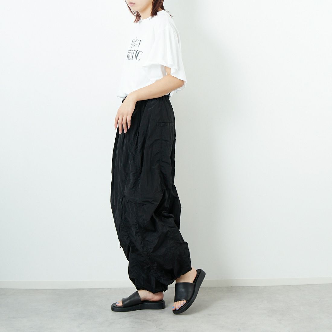 MAISON SPECIAL [メゾンスペシャル] サイドファスナーパラシュートパンツ [21251465814] BLK &&モデル身長：167cm 着用サイズ：36&&