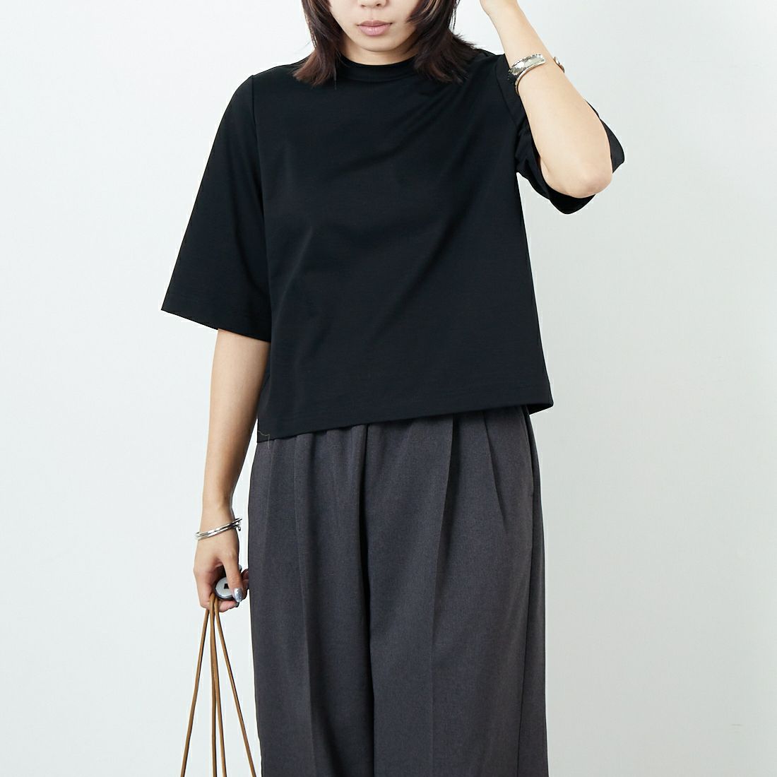 DIGNITE COLLIER [ディニテコリエ] 無地Tシャツ [80255313-1] 004 ﾌﾞﾗｯｸ &&モデル身長：167cm 着用サイズ：F&&