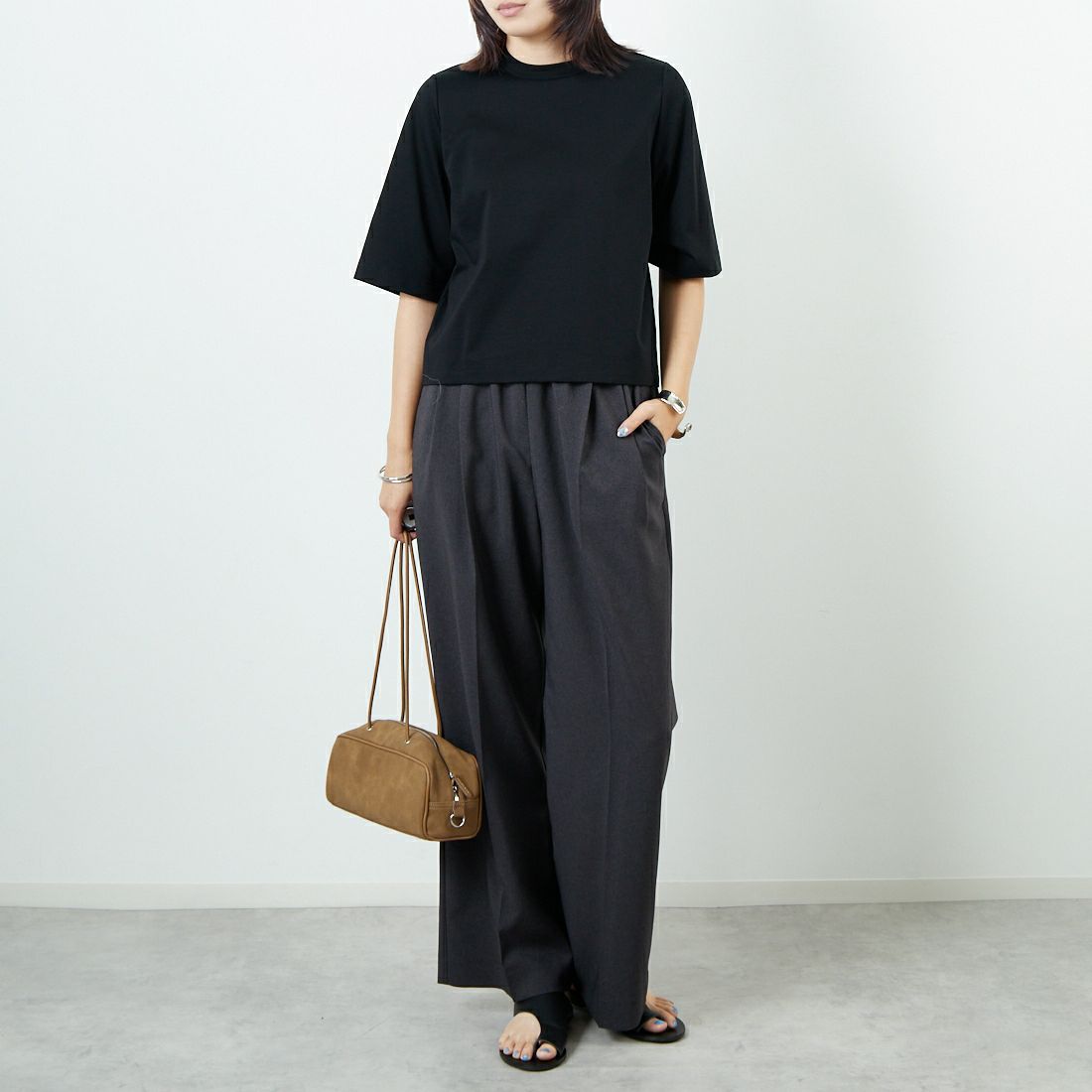 DIGNITE COLLIER [ディニテコリエ] 無地Tシャツ [80255313-1] 004 ﾌﾞﾗｯｸ &&モデル身長：167cm 着用サイズ：F&&