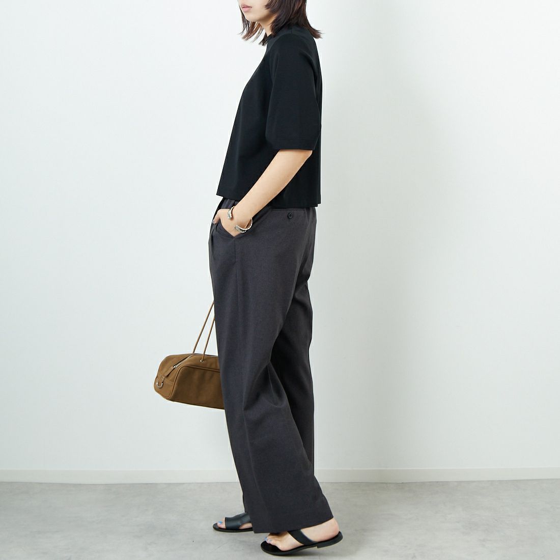 DIGNITE COLLIER [ディニテコリエ] 無地Tシャツ [80255313-1] 004 ﾌﾞﾗｯｸ &&モデル身長：167cm 着用サイズ：F&&