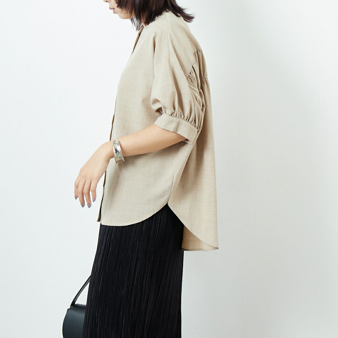 Jf Ready Made [ジェイエフレディメイド] 麻調バックギャザーブラウス [41252222] ﾍﾞｰｼﾞｭ &&モデル身長：167cm 着用サイズ：F&&