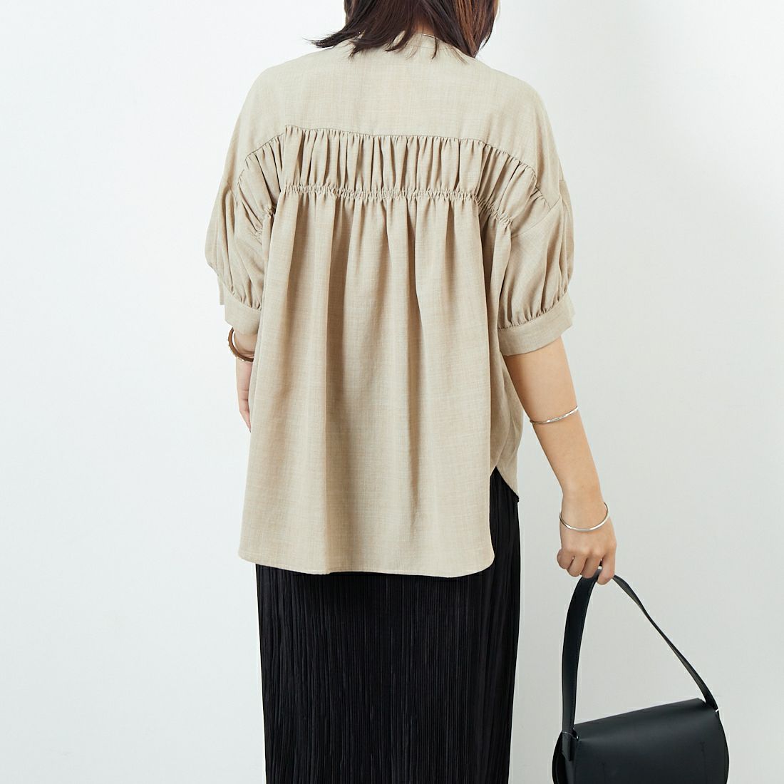 Jf Ready Made [ジェイエフレディメイド] 麻調バックギャザーブラウス [41252222] ﾍﾞｰｼﾞｭ &&モデル身長：167cm 着用サイズ：F&&