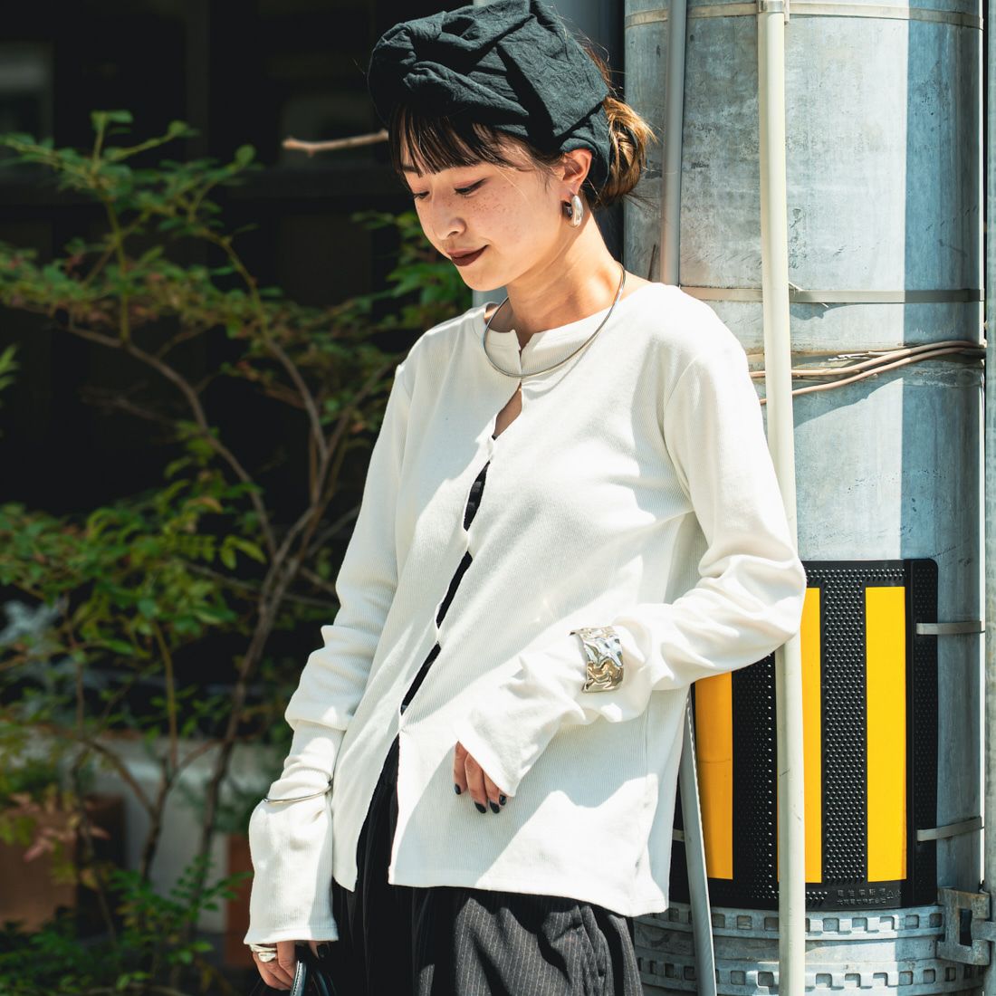 nenom [ネノム] × Ujichan 前後2WAY カットホール リブカットソー [NE25132007] 02 OFF &&モデル身長：150cm 着用サイズ：F&&